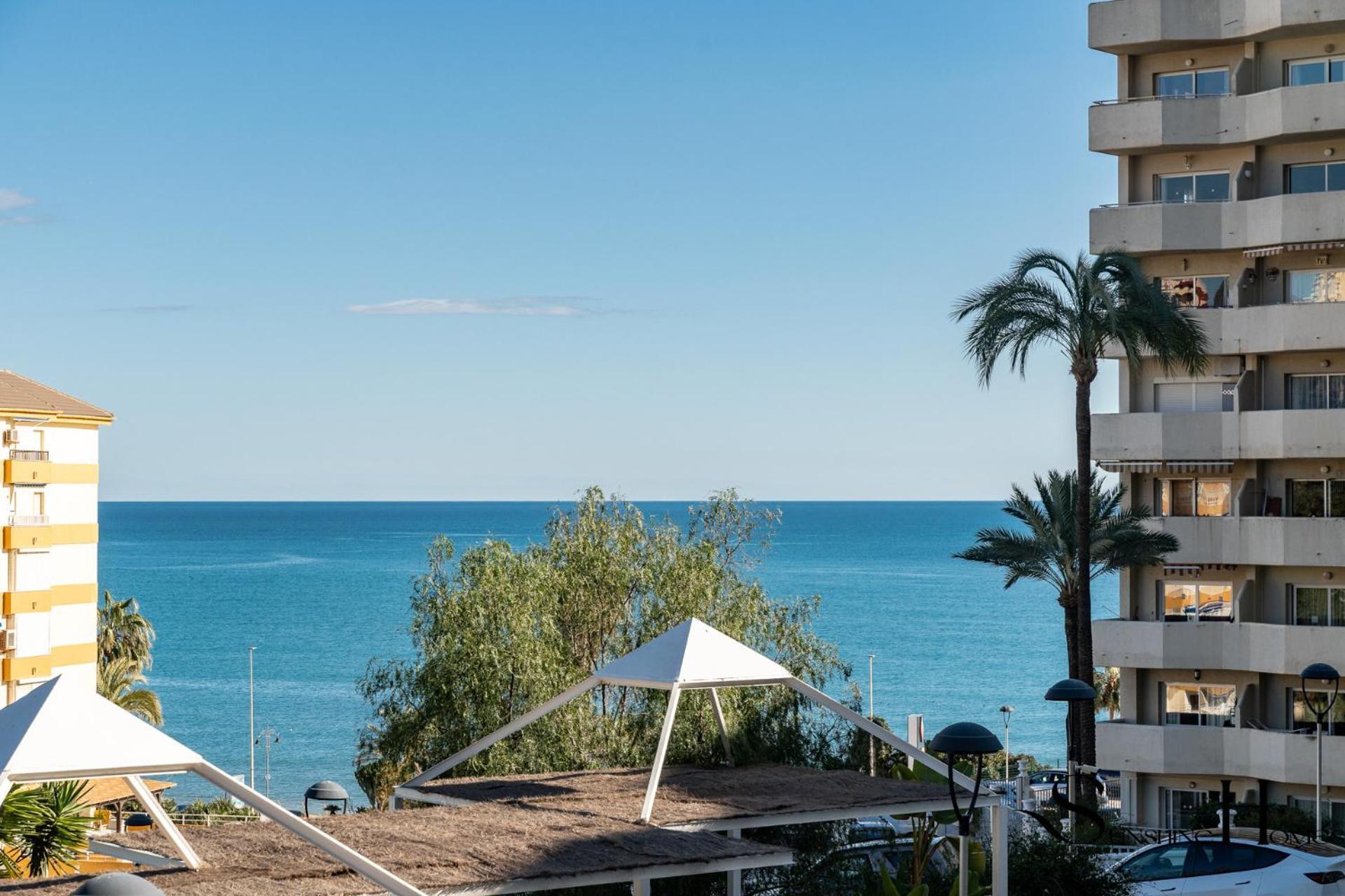 Seaview Beachfront Studio With Aqua Park & Balcony Benalmádena Exteriör bild